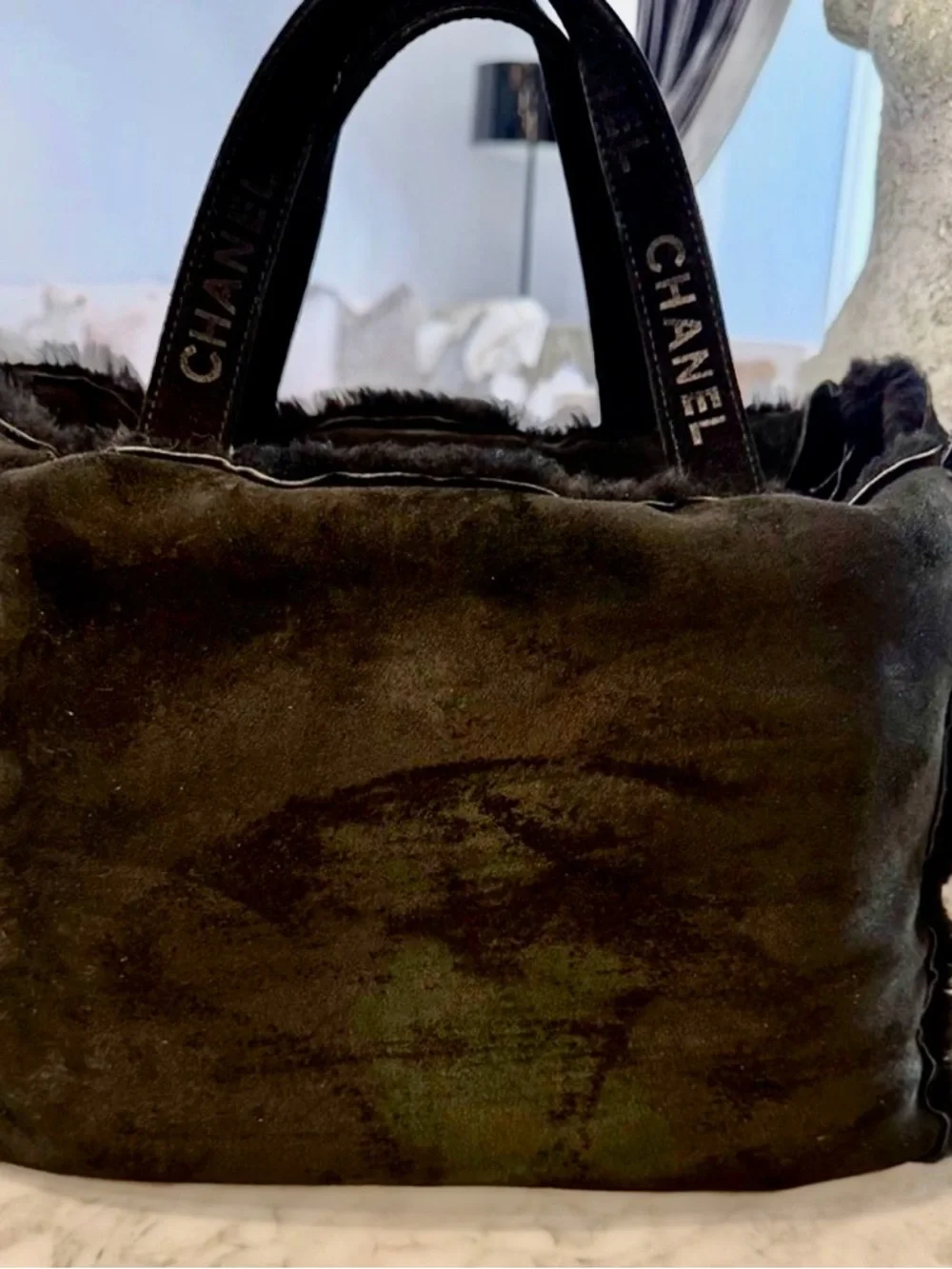 CHANEL 🔥 Rare Black Chanel shearling tote – hard to find in this condition